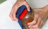 7 extremely simple ways to open a bottle cap that is screwed too tight