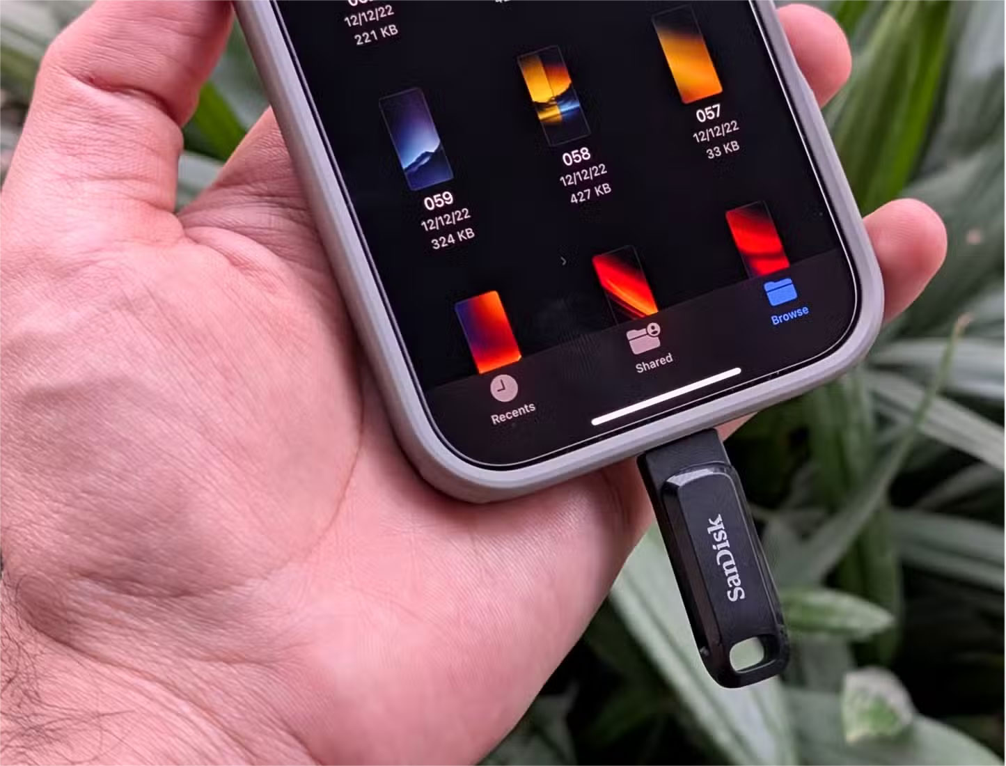 10 devices that can be plugged into the smartphone charging port Picture 1