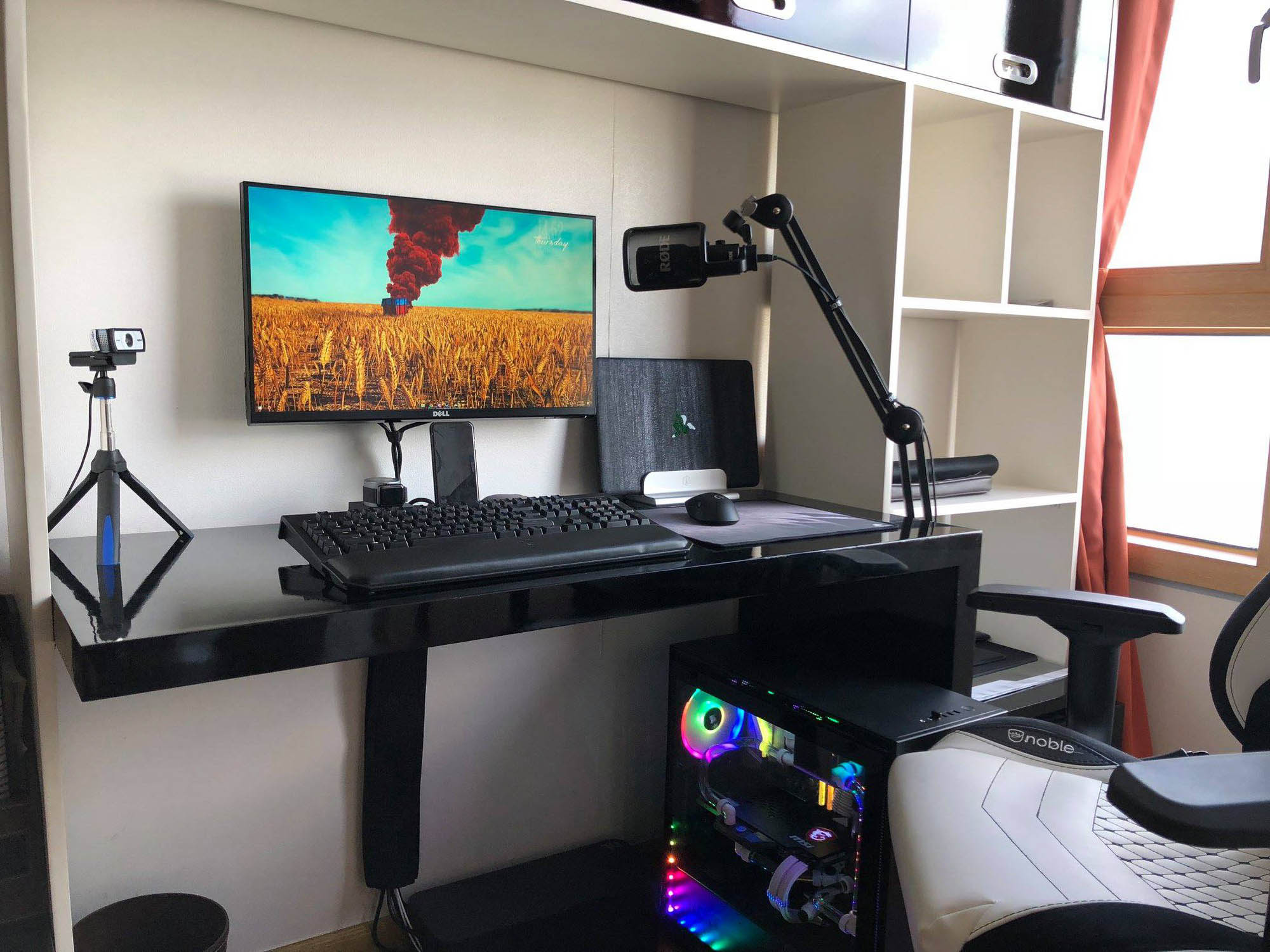 100+ Stunning Computer Corners of Vietnamese Gamers Picture 9