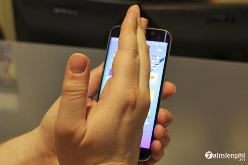 Picture 3 of 3 Ways to take a screenshot on a Samsung A21s phone.