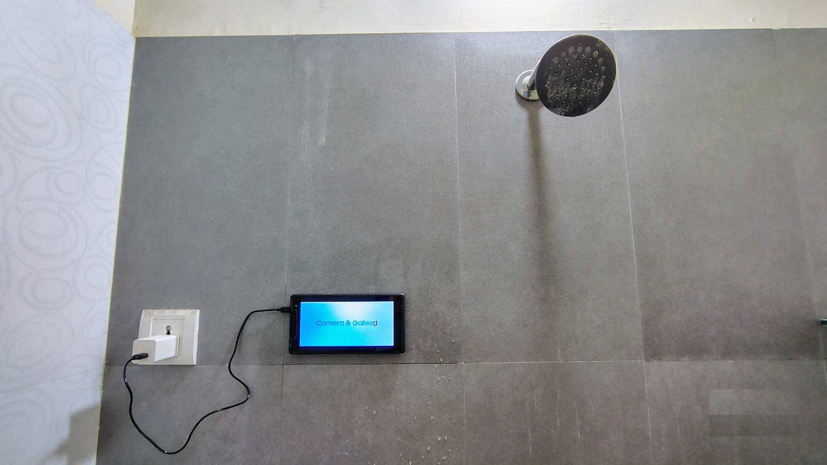 4 ways to use your Android tablet even when the battery is completely dead. Picture 1