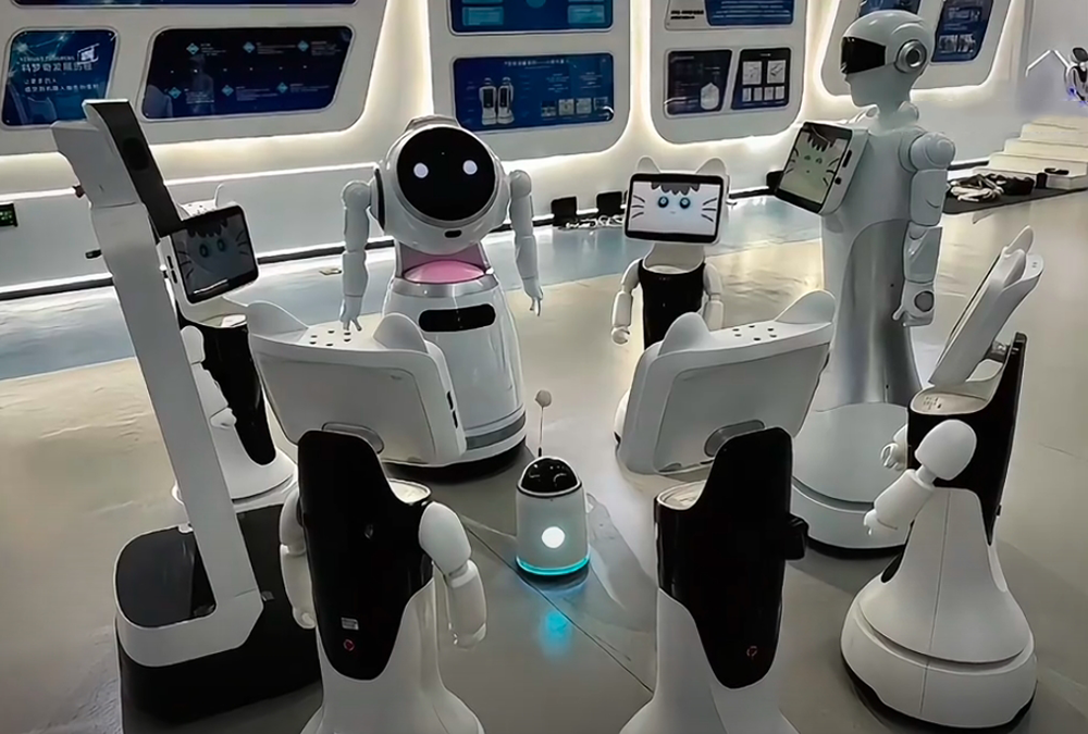 A small robot 'lures' large robots into quitting their jobs at a company Picture 4