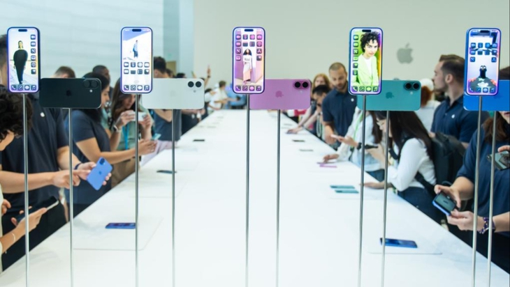 Picture 1 of Apple settlement: Apple agrees to pay $250 million to settle class-action lawsuit.