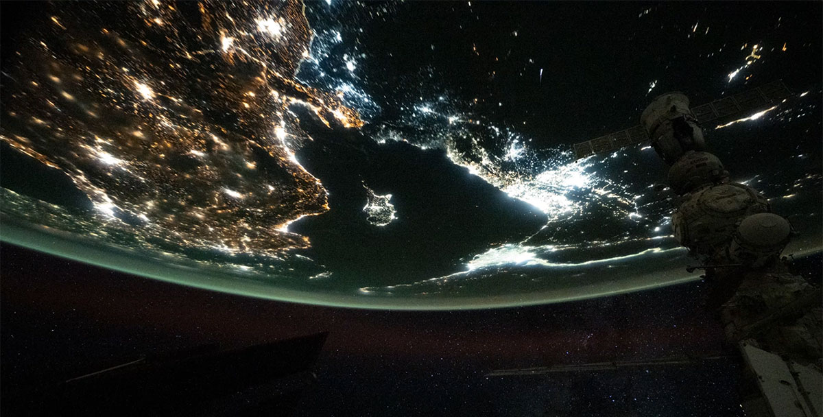 Astronaut captures footage of meteorite exploding in Earth's atmosphere Picture 1