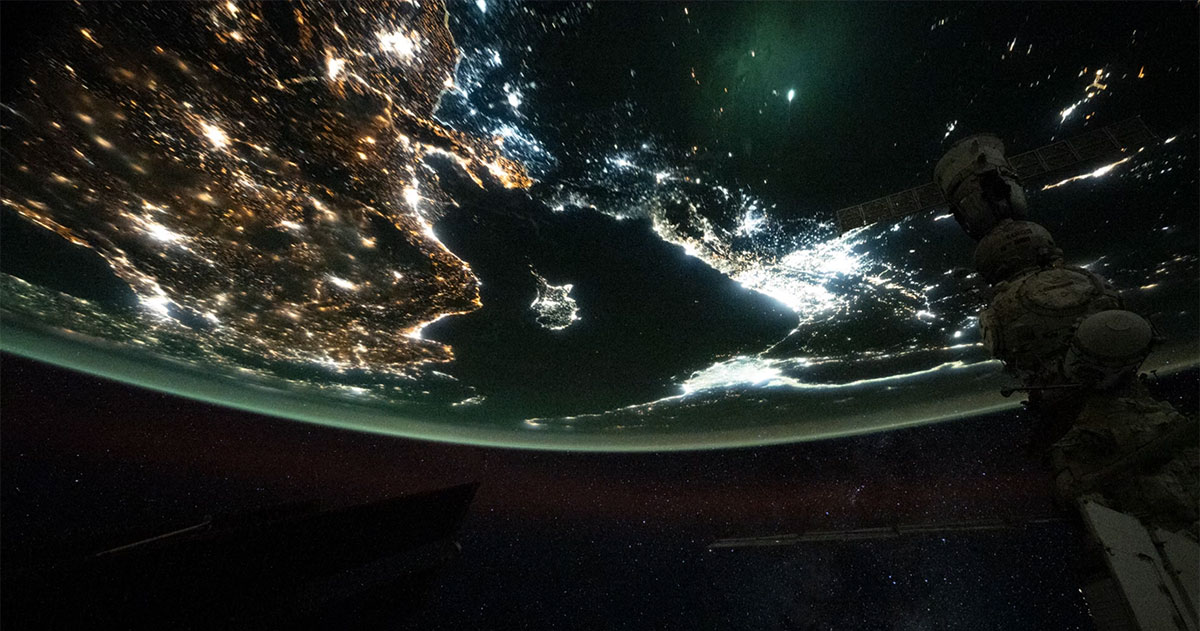 Astronaut captures footage of meteorite exploding in Earth's atmosphere Picture 2