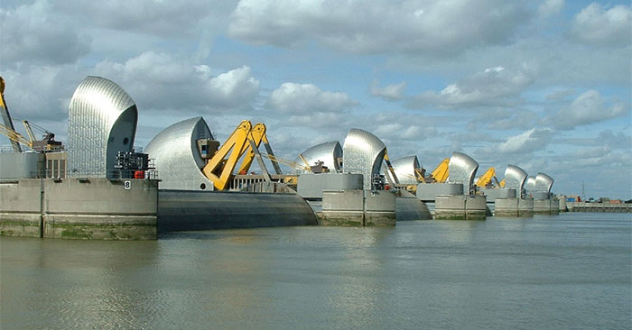 Barrier protects London from flooding Picture 1
