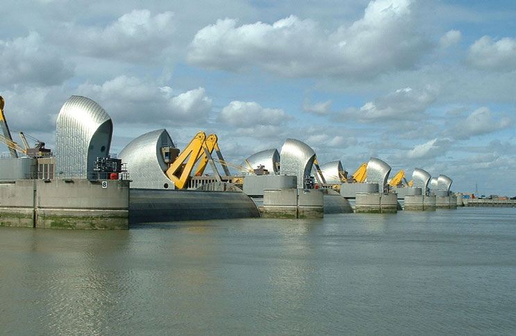 Barrier protects London from flooding Picture 4