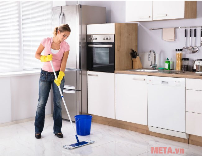 Causes of refrigerator leaking water and how to fix it Picture 1