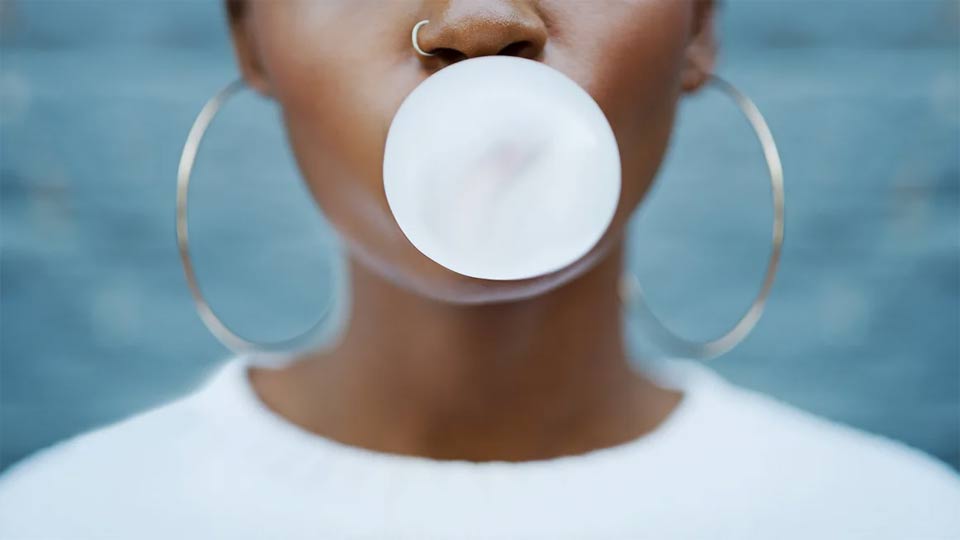 Chewing gum can release thousands of microplastic particles into saliva Picture 3