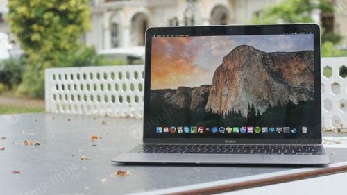 Picture 1 of Comparing the 2017 and 2016 Macbooks: The 'qualitative' changes.