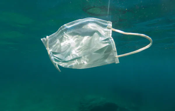 Disposable face masks help prevent the spread of disease, but they can cause long-term environmental disaster. Picture 1
