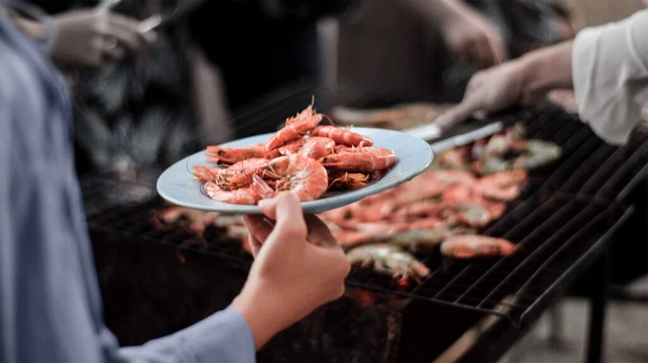 Which part of the shrimp should not be eaten? Picture 3