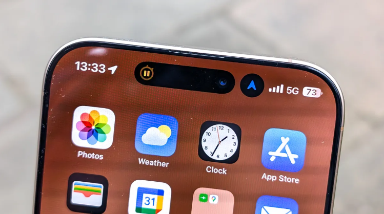 Dynamic Island area on iPhone 16 Pro or Now Bar on Galaxy S25 is better? Picture 3