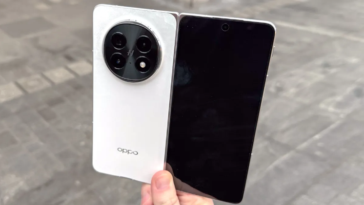 Get your hands on the world's thinnest foldable smartphone Picture 2