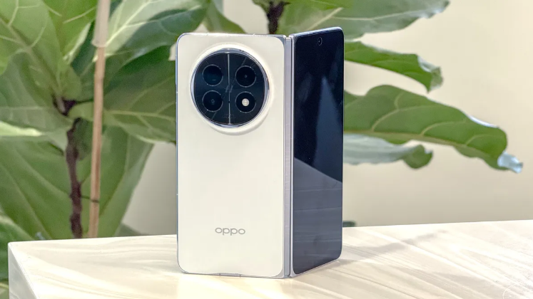 Get your hands on the world's thinnest foldable smartphone Picture 7