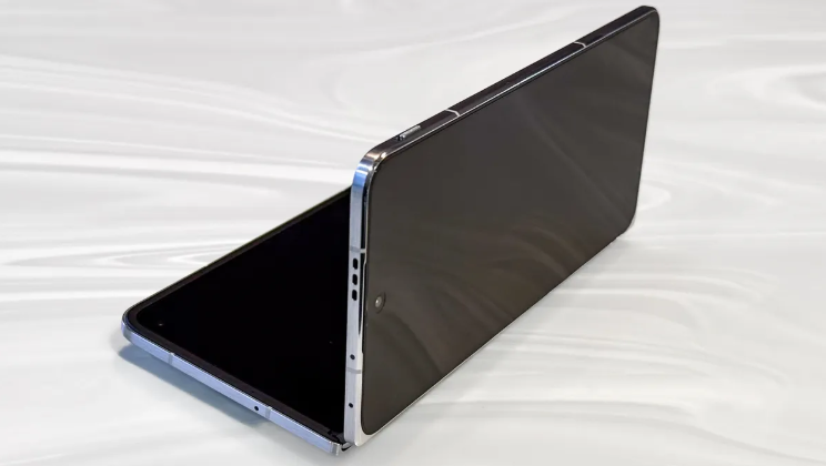 Get your hands on the world's thinnest foldable smartphone Picture 8