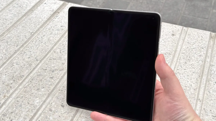 Get your hands on the world's thinnest foldable smartphone Picture 9