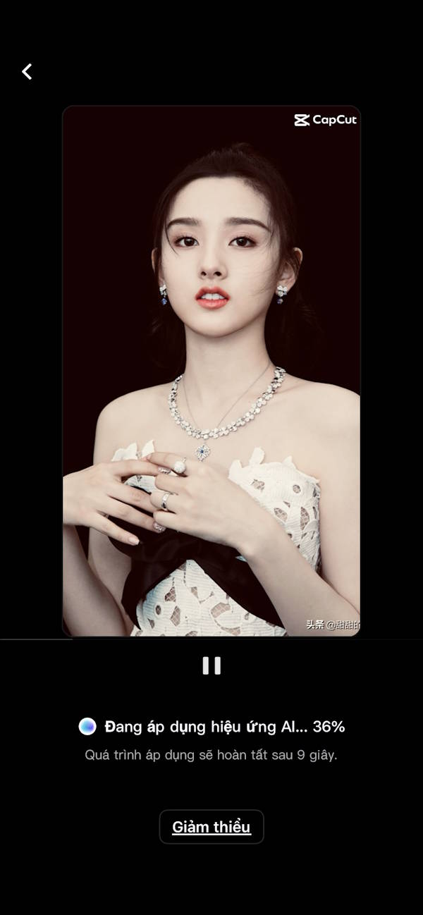 Instructions on how to create the head-grabbing trend photo on TikTok. Picture 6