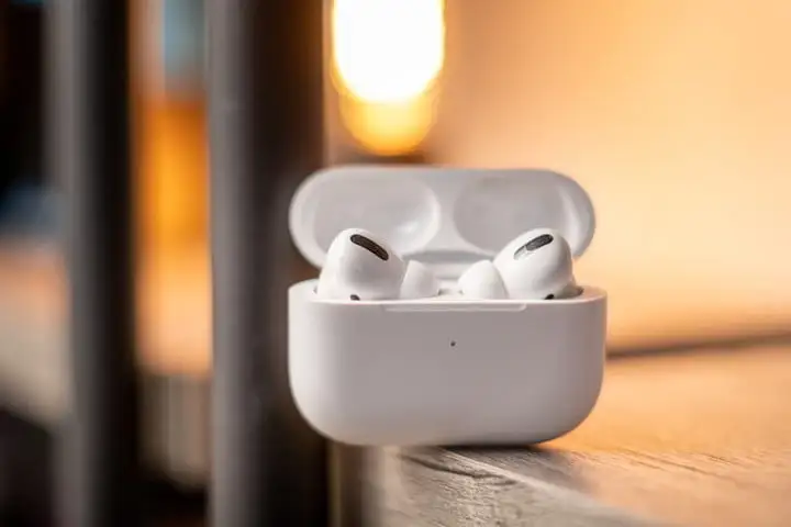 How to charge AirPods wirelessly or with a power cable Picture 3