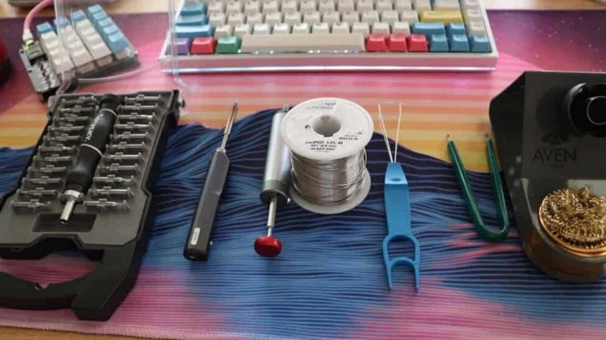 Picture 2 of How to easily replace mechanical keyboard switches for beginners.