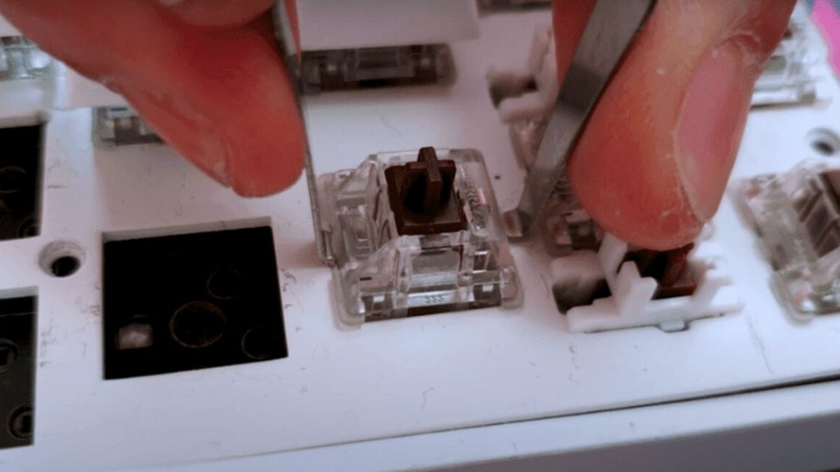 Picture 4 of How to easily replace mechanical keyboard switches for beginners.