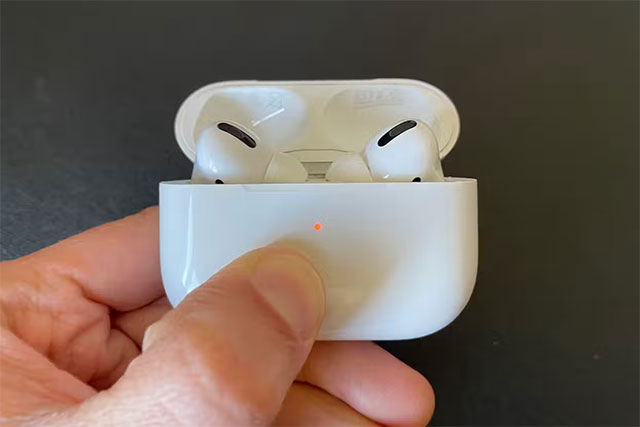 как перезапустить airpods pro max