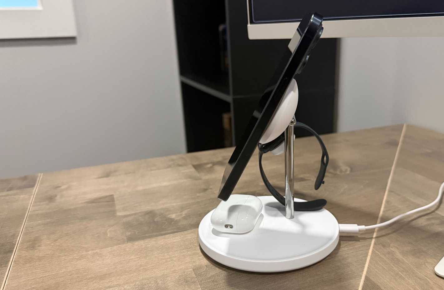 How to set up a MagSafe wireless charging dock for a cleaner desk Picture 2