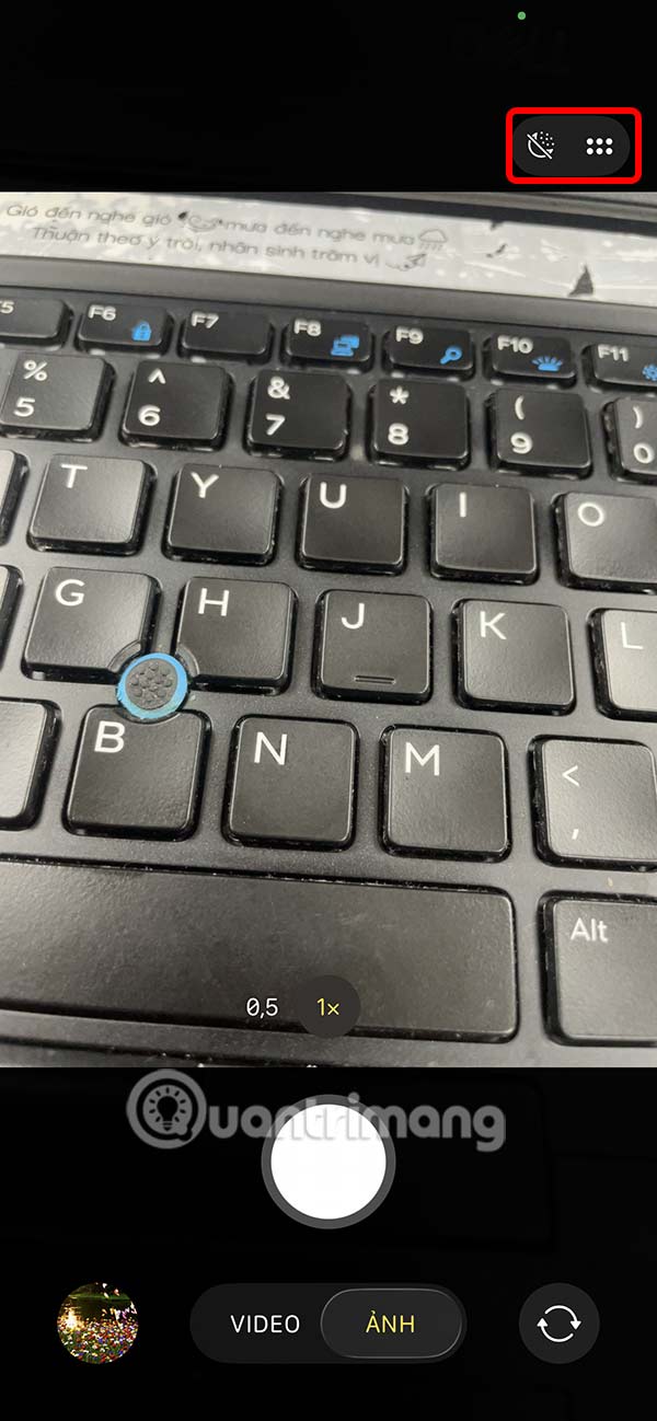 Instructions for displaying control icons in iPhone Camera Picture 1
