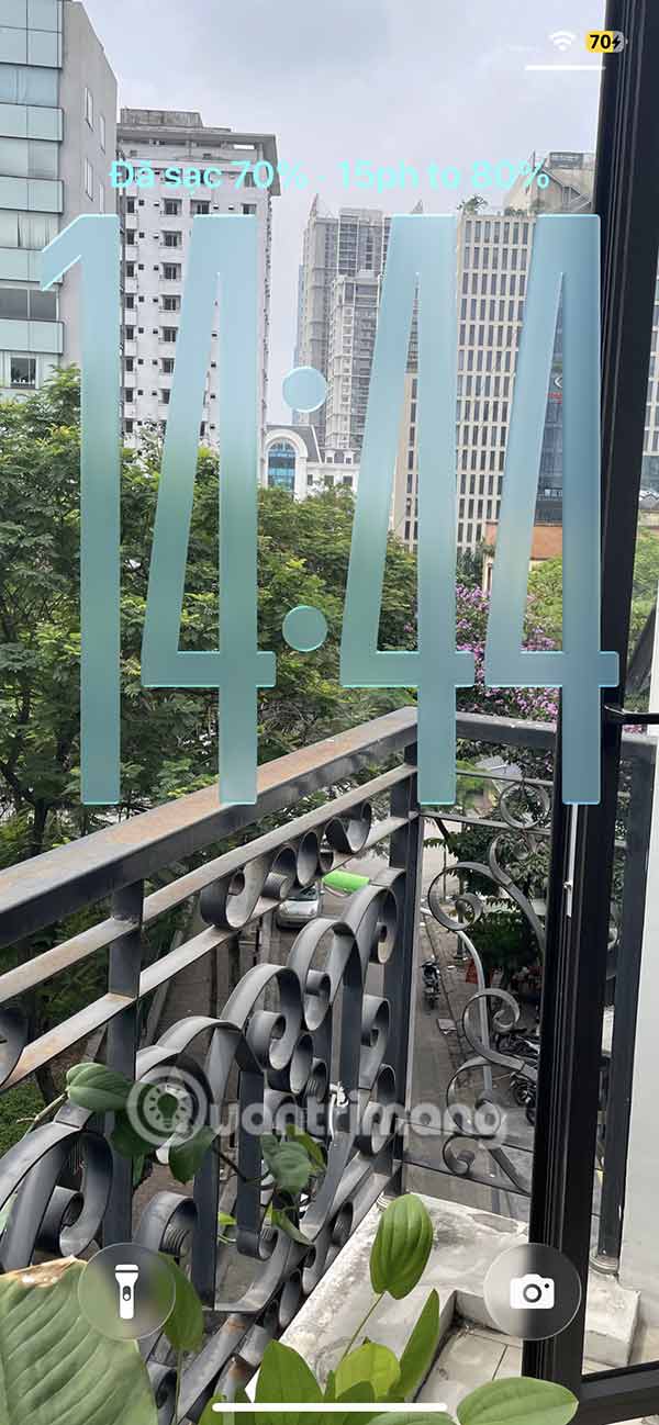 Instructions to enlarge iPhone lock screen clock Picture 7