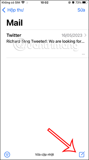 Instructions on how to send emails with attachments on iPhone. Picture 1