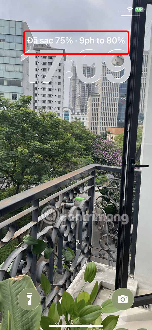 Instructions for viewing battery charging time on iOS 26 Picture 1