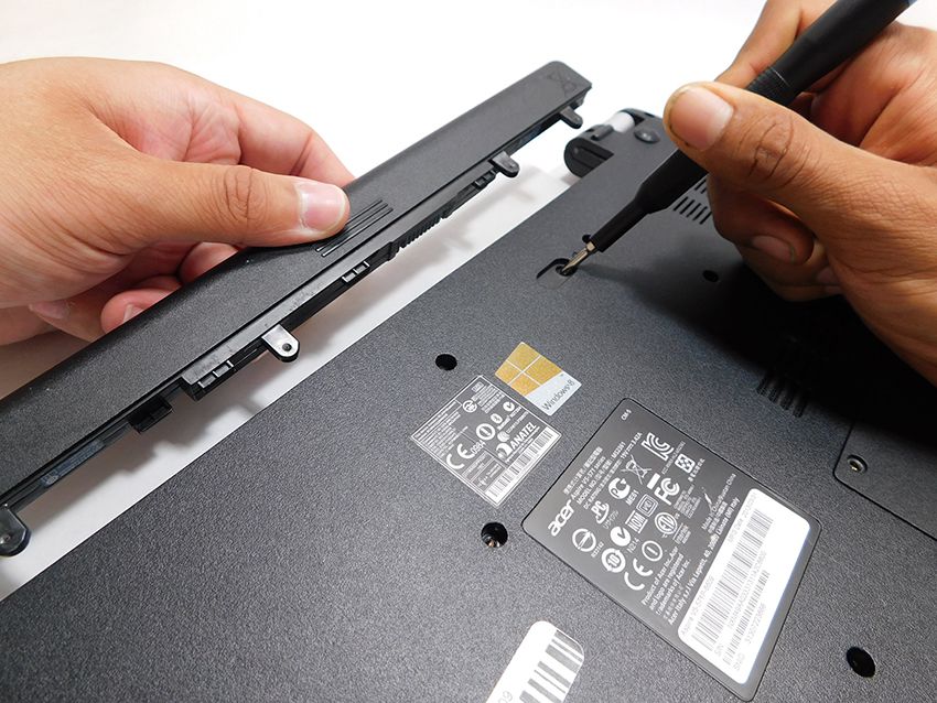 Instructions on how to remove laptop battery very easily without damaging the battery! Picture 3