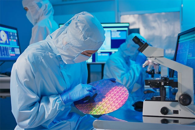 Launch of the world's first hybrid chip that combines electronics, photonics and quantum technology Picture 1