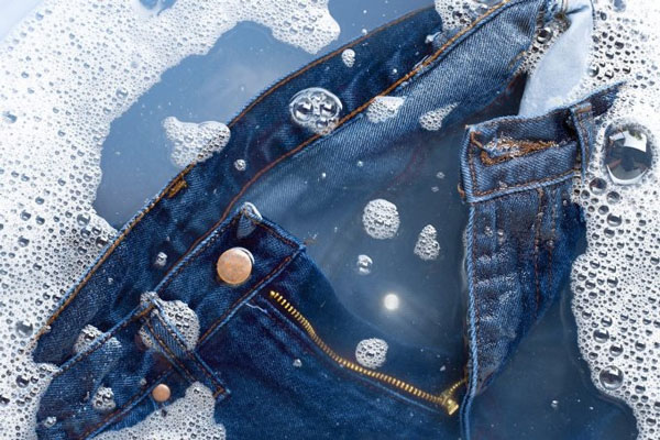 Levi's CEO hasn't washed jeans in 10 years, so how often should you wash jeans? Picture 2