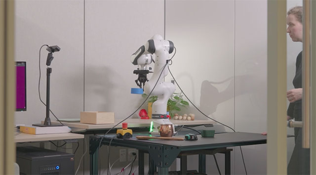 MolmoBot: An AI robot that learns from simulated data instead of the real world. Picture 1