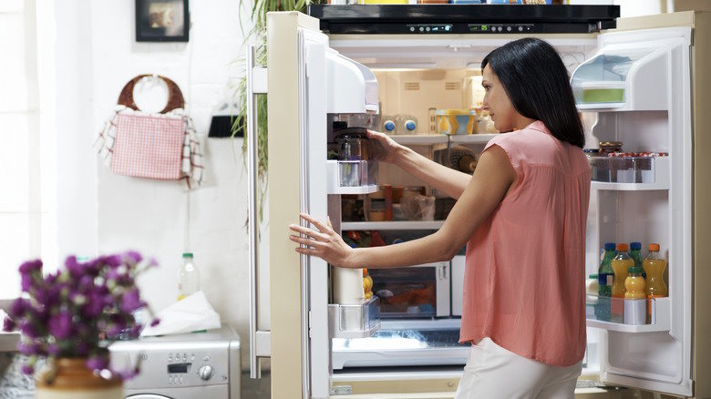 Never leave this item in the refrigerator door. Picture 3