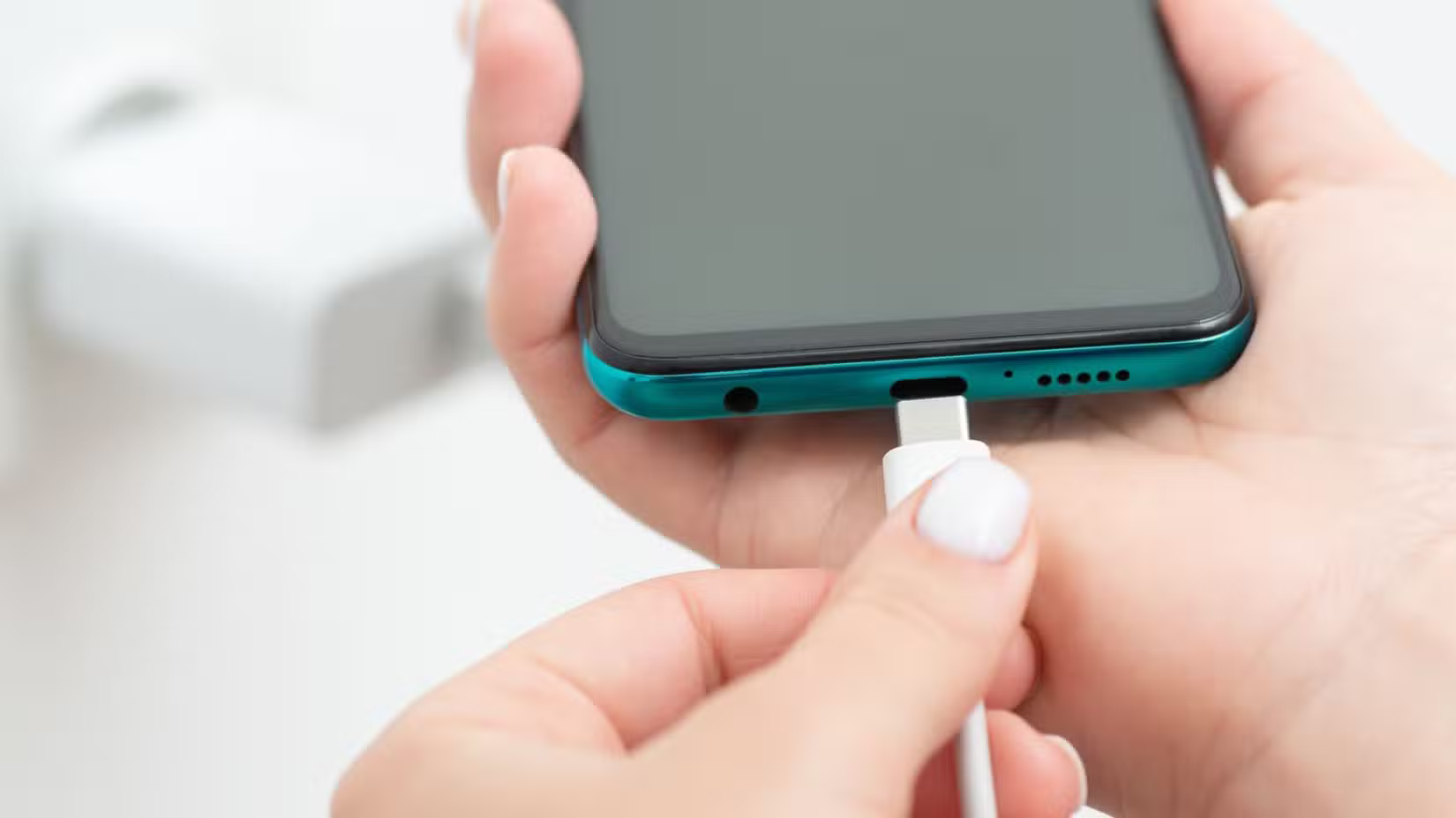 Never plug these 8 devices into your Smart TV's USB port! Picture 3