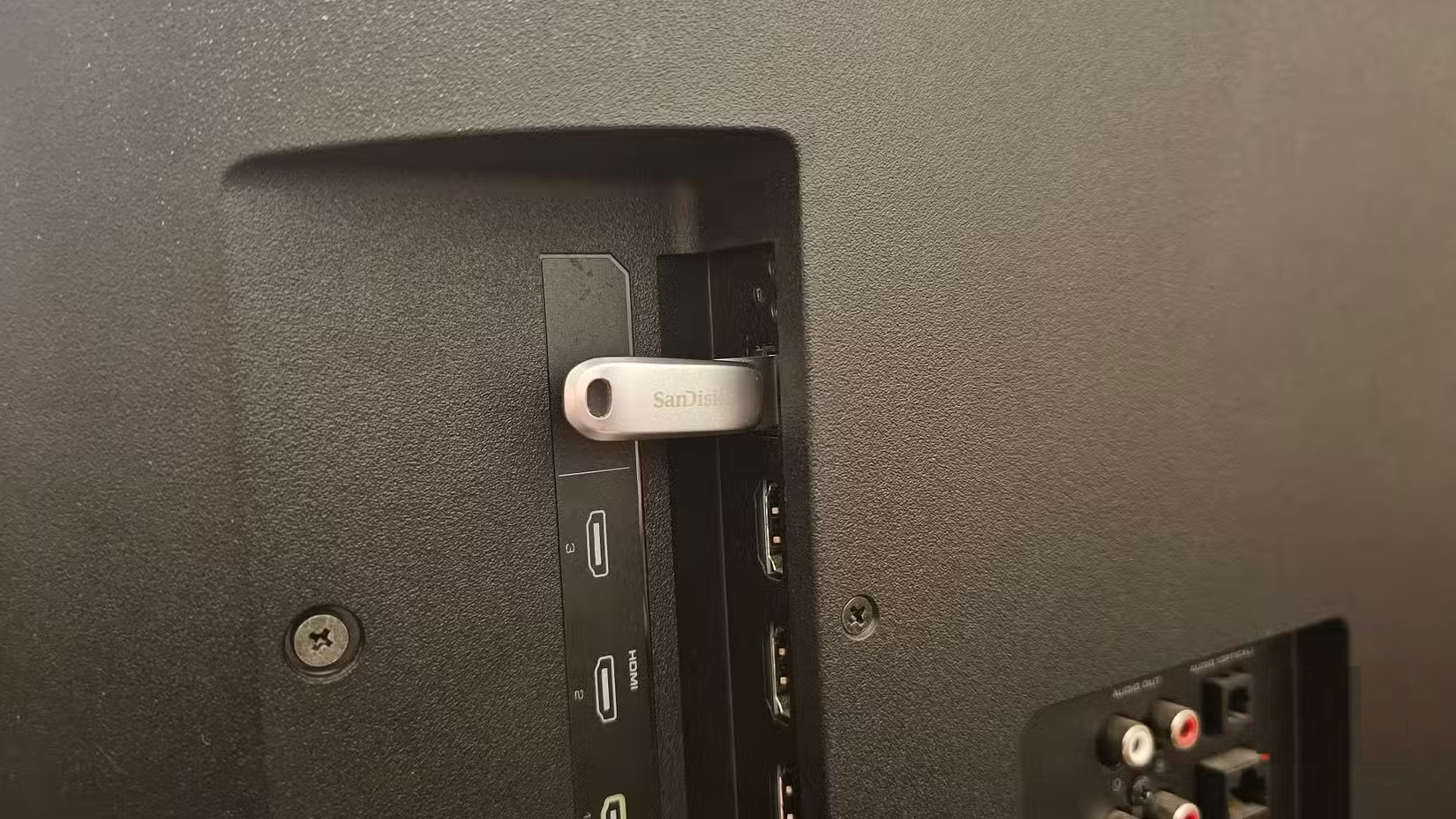 Never plug these 8 devices into your Smart TV's USB port! Picture 5