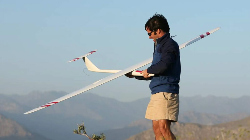 No engine but this model plane can fly up to 881km/h! Picture 3