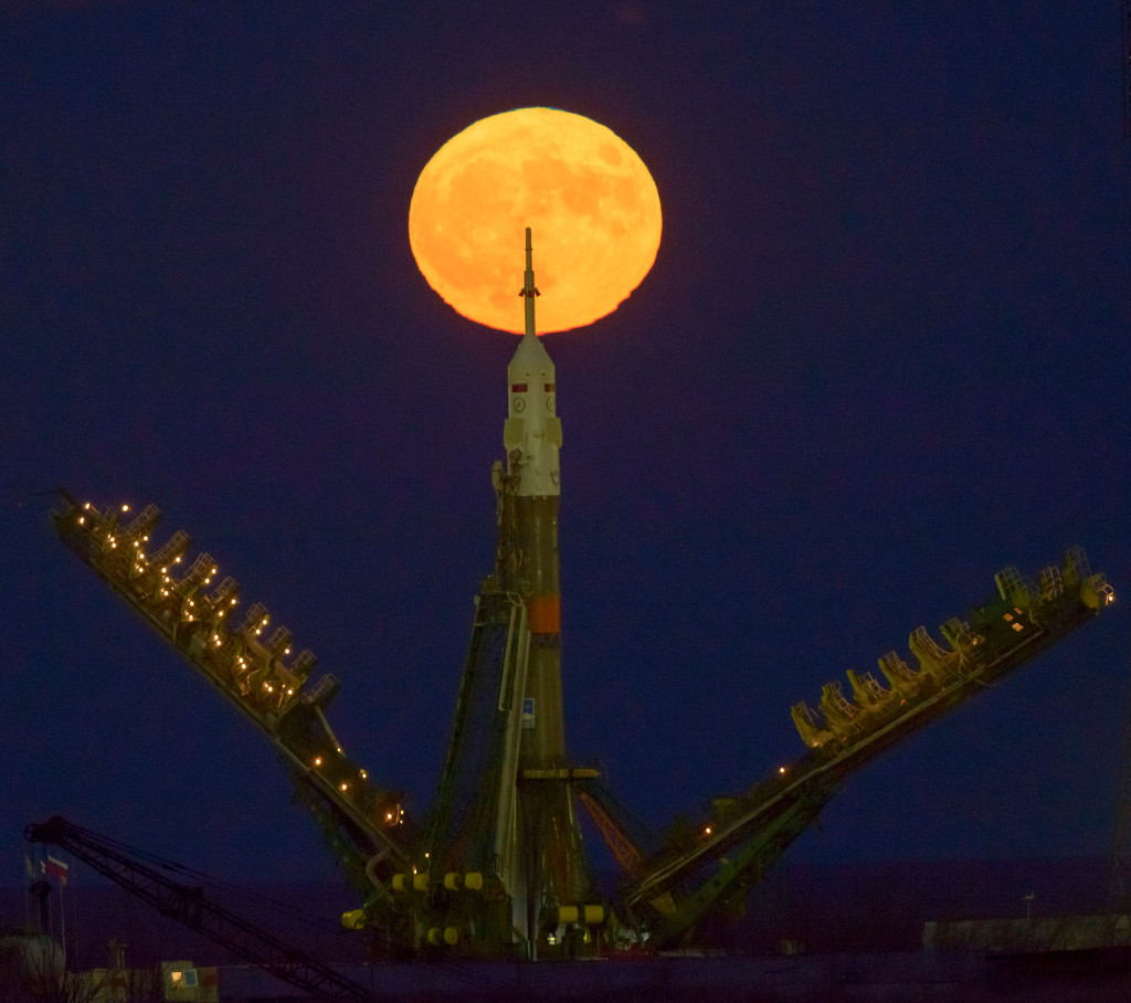 Picture 17 of Stunning photos of the supermoon from all over the world.