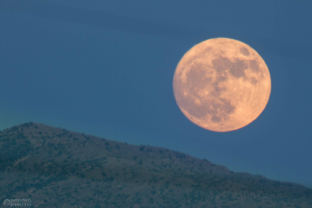 Picture 2 of Stunning photos of the supermoon from all over the world.