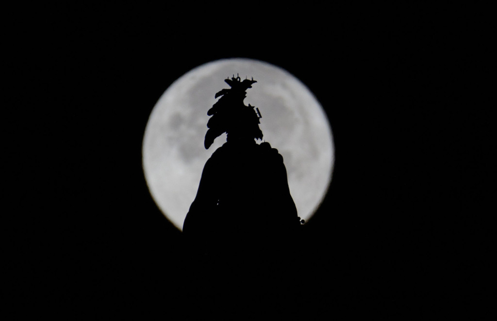 Picture 20 of Stunning photos of the supermoon from all over the world.