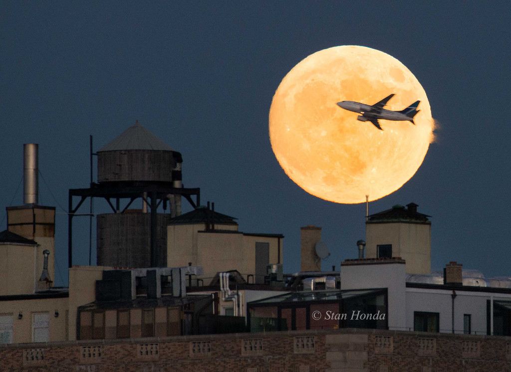 Picture 8 of Stunning photos of the supermoon from all over the world.