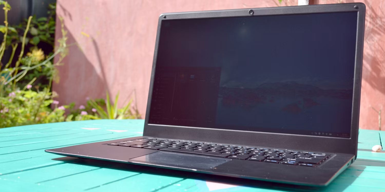 Reasons why you should not use your laptop outdoors on sunny days Picture 3