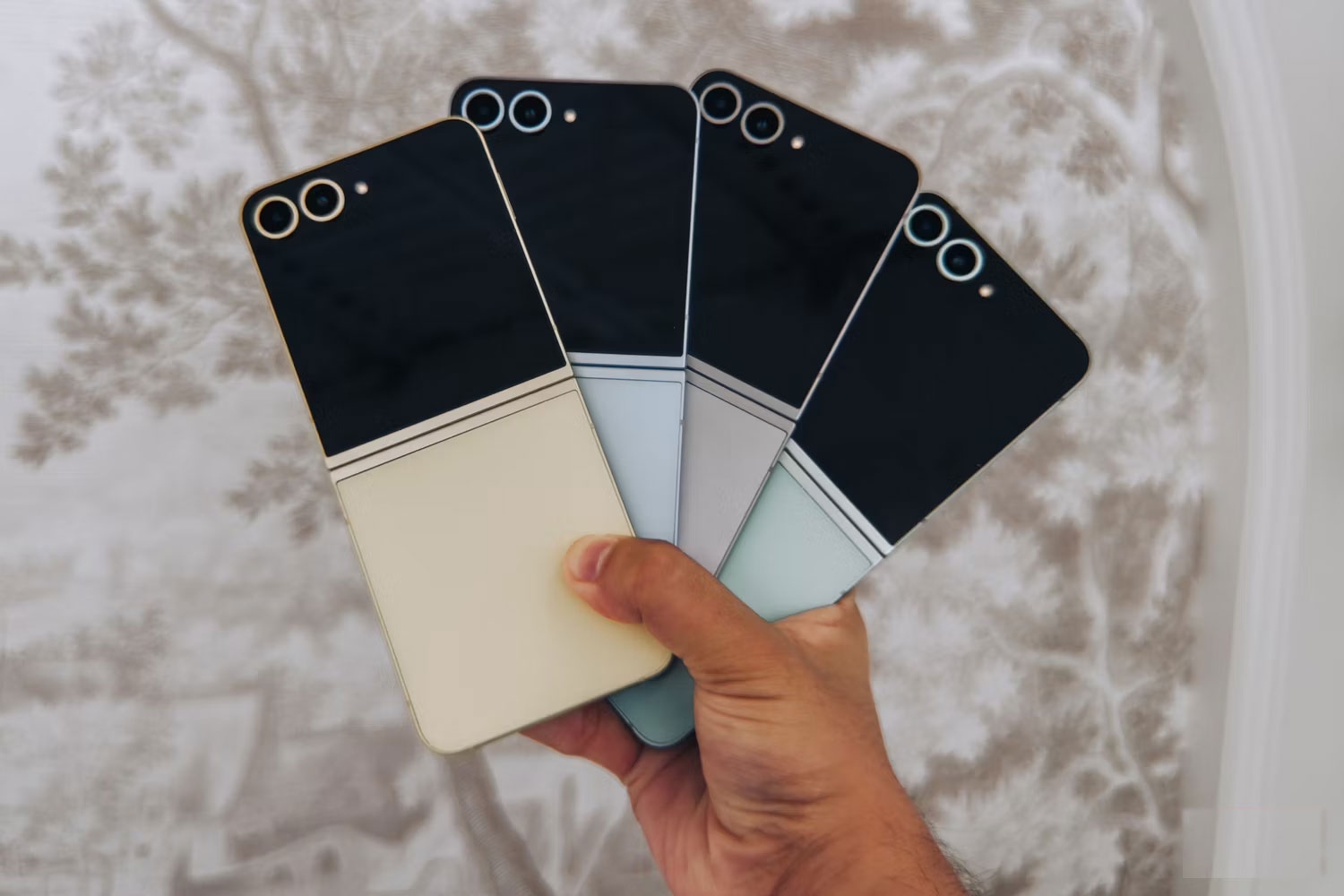 Samsung Galaxy Z Flip 6 or Galaxy S24 is better folding screen phone? Picture 4