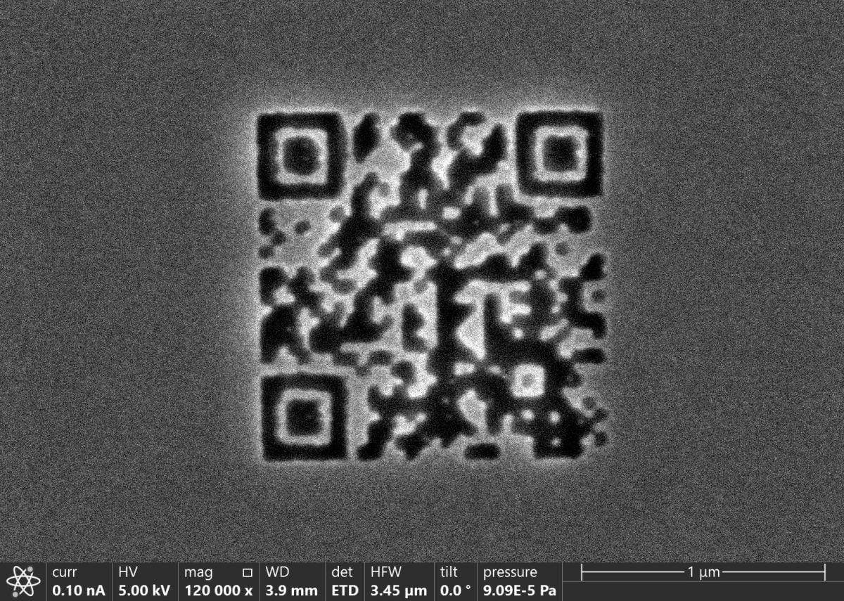 Scientists create the world's smallest QR code, visible only under an electron microscope. Picture 1