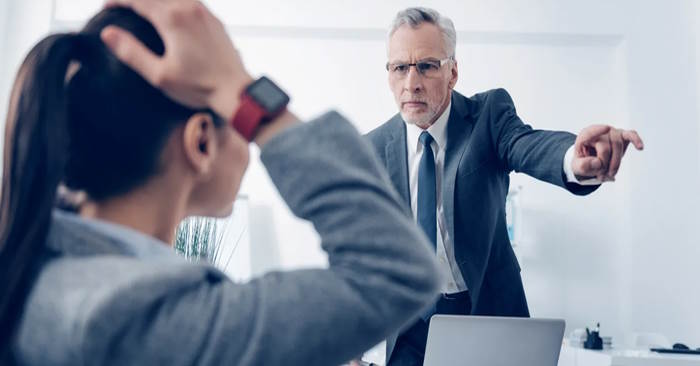 Signs to recognize a boss with low emotional intelligence through 3 simple habits Picture 1