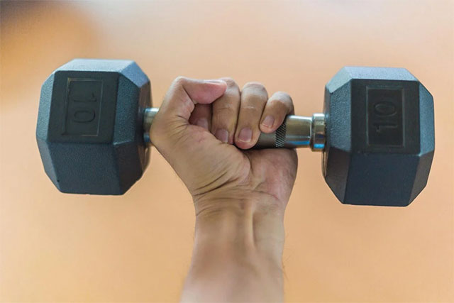 This Simple Strength Test Could Reveal Your Risk of Alzheimer's and Heart Disease Picture 1