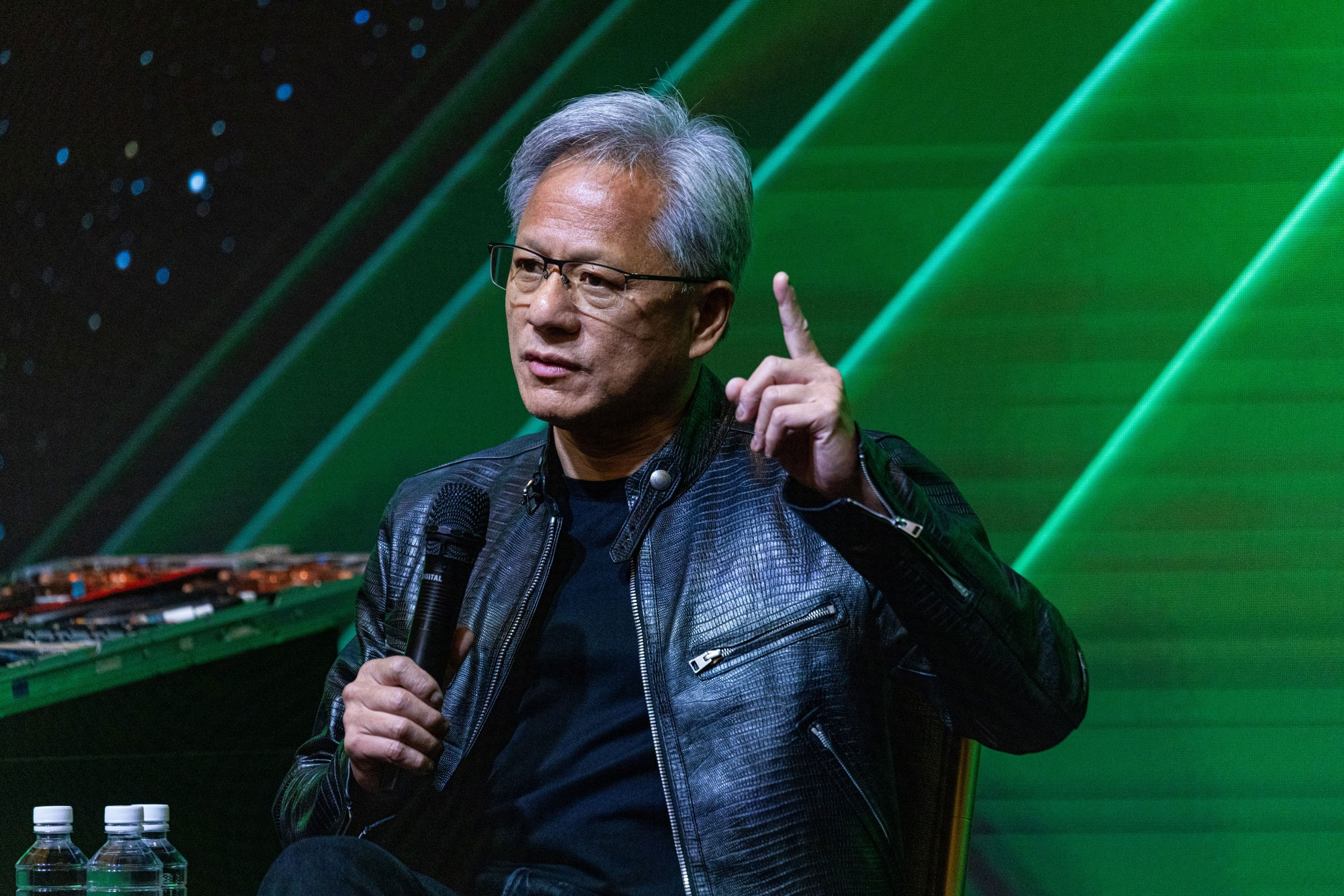 The H100 AI chip helped Nvidia's stock price increase rapidly, surpassing Microsoft Picture 1
