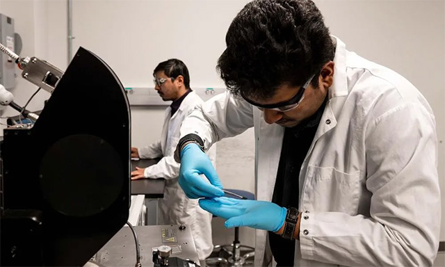 This tiny sensor, invisible to the naked eye, helps solve the problem of computer chip overheating. Picture 1